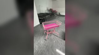 Розовая детская коляска